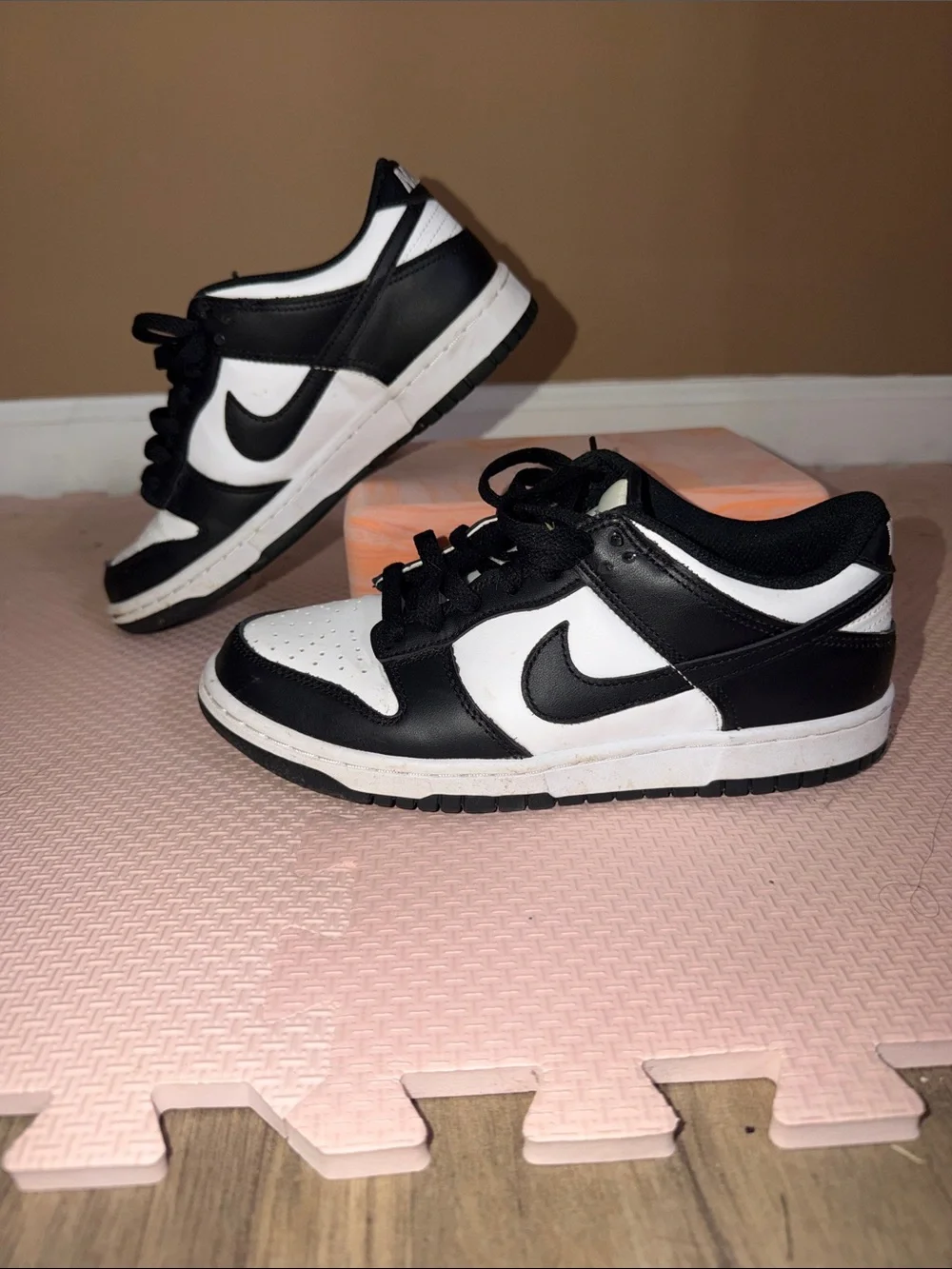 Nike Panda Low Dunks (Size: 6 Youth)